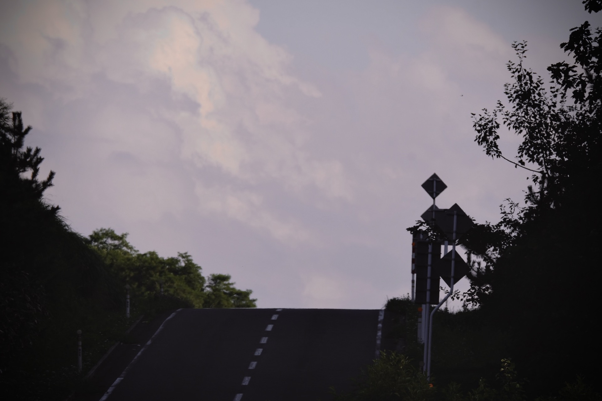 夕暮れの山道