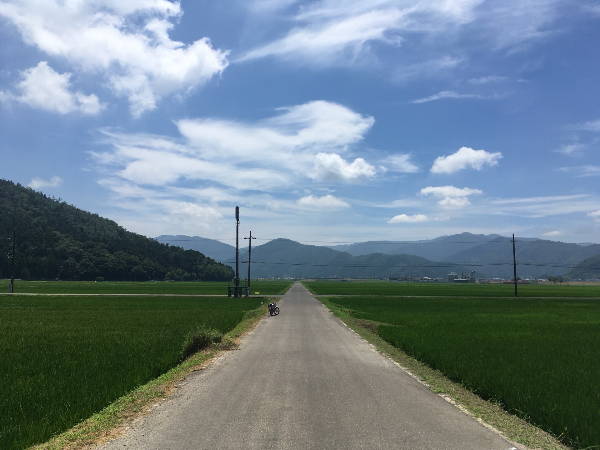 田園地帯をまっすぐ伸びる道