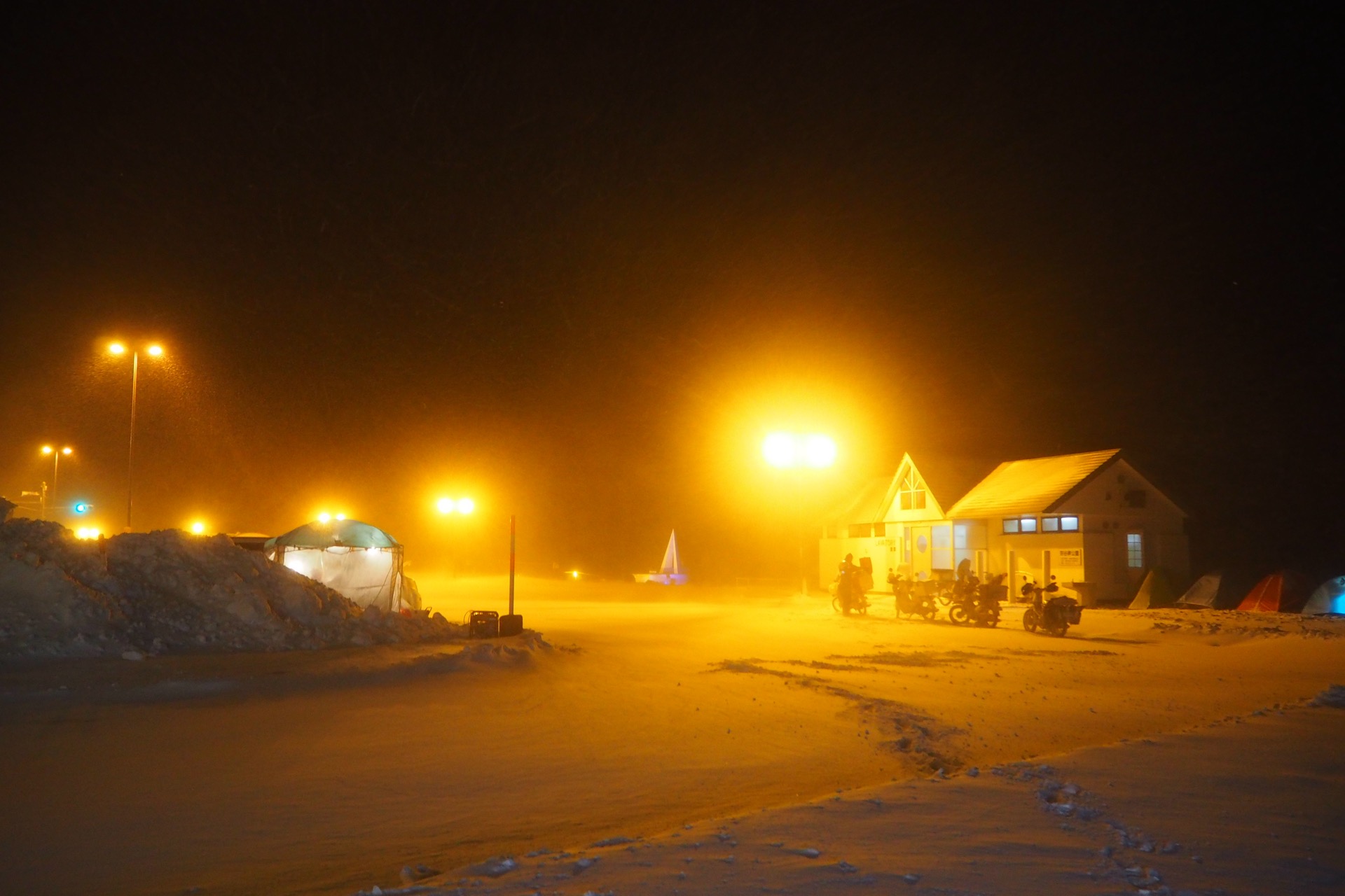雪の吹雪くキャンプ地の夜