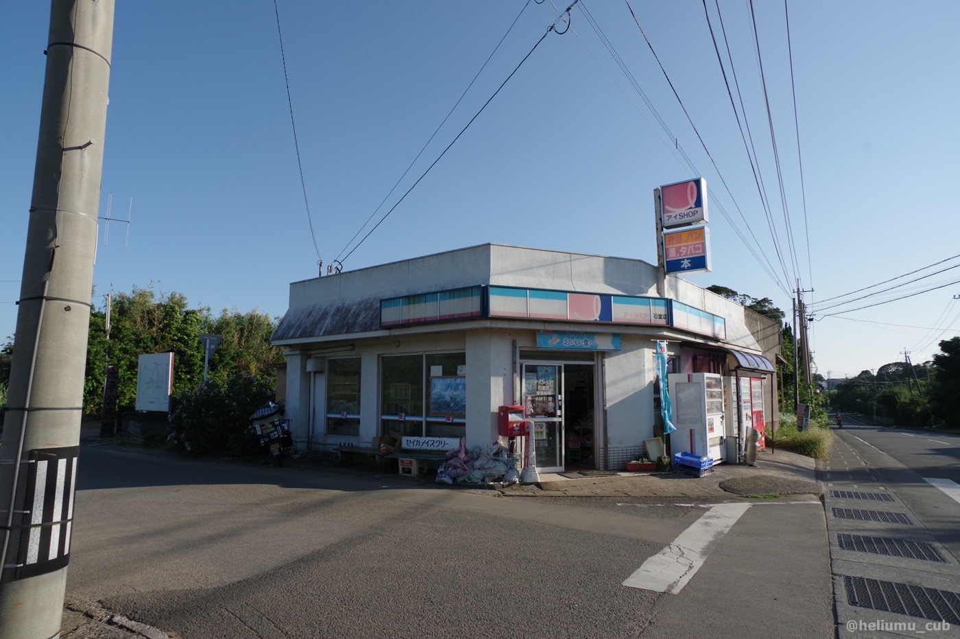 田舎道沿いの万屋のある交差点